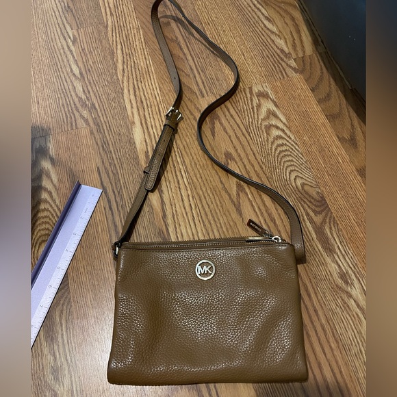 Michael Kors crossbody purse - Picture 3 of 7